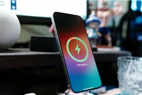 嘉兴苹果15换屏服务分享用什么充电器给iPhone15充电更好 